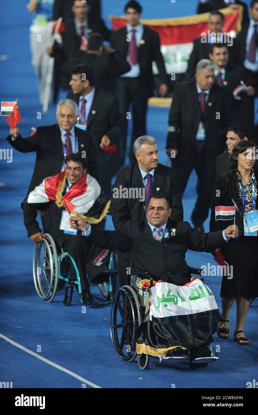 Beijing, Chine 6 septembre 2008 : athlètes et officiels d'Irak aux cérémonies d'ouverture des Jeux paralympiques de Beijing au stade national chinois, connu sous le nom de « Nid d'oiseau ». ©Bob Daemmrich Banque D'Images