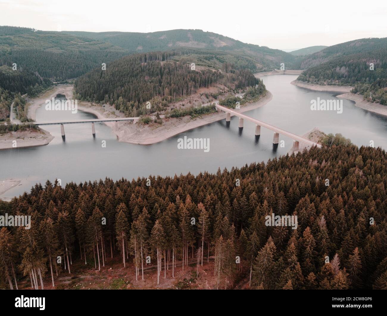Okertalsperre, vue aérienne du barrage Oker. Réservoir dans la forêt des montagnes du Harz en Basse-Saxe, Allemagne. Harz Allemagne paysage panorama. Banque D'Images