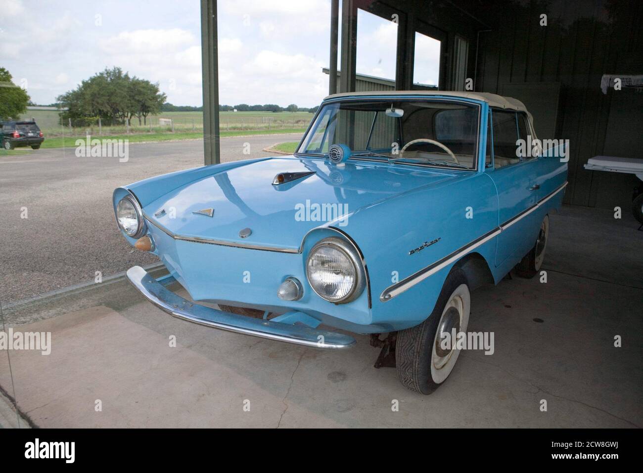 Stonewall, TX 28 août 2008 : la célèbre voiture amphibie « Amphicar » de l'ancien président Lyndon B. Johnson exposée à la Maison Blanche du Texas de LBJ. Cent ans après la naissance du président Lyndon Baines Johnson, le ranch familial sur les rives de la rivière Pedernales a été ouvert pour des visites à pied. ©Bob Daemmrich Banque D'Images