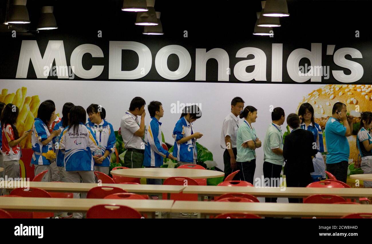 Pékin, Chine 9 septembre 2008 : des volontaires paralympiques chinois font la queue chez McDonald's dans le principal centre de presse des Jeux paralympiques ©Bob Daemmrich Banque D'Images