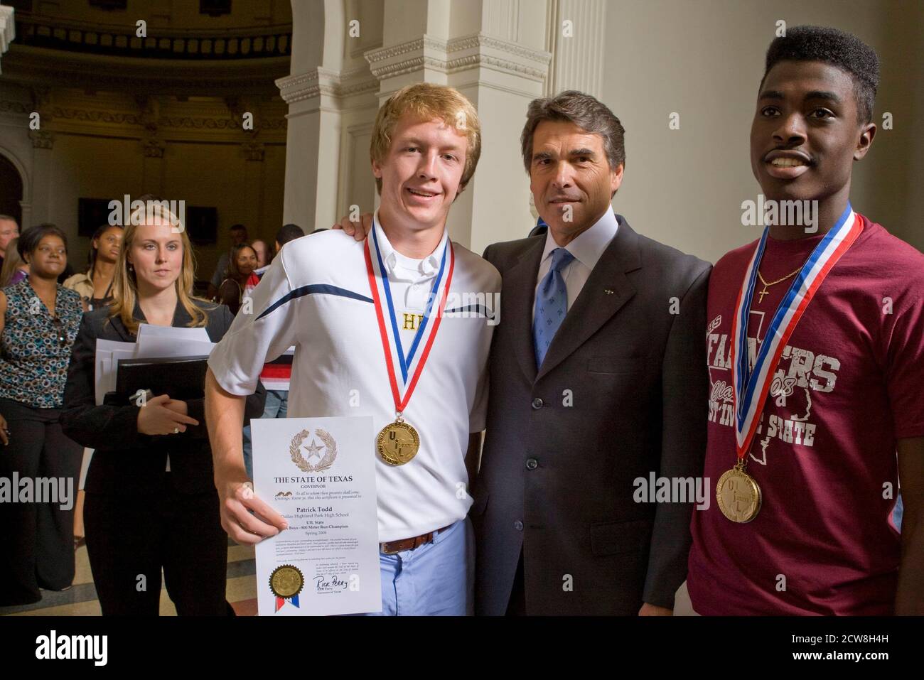 Austin, TX 18 juin 2008 : les champions de l'État du secondaire dans les sports de printemps et les universitaires rencontrent le gouverneur du Texas Rick Perry au Capitole du Texas pour la reconnaissance de la Journée des champions de l'État. Banque D'Images