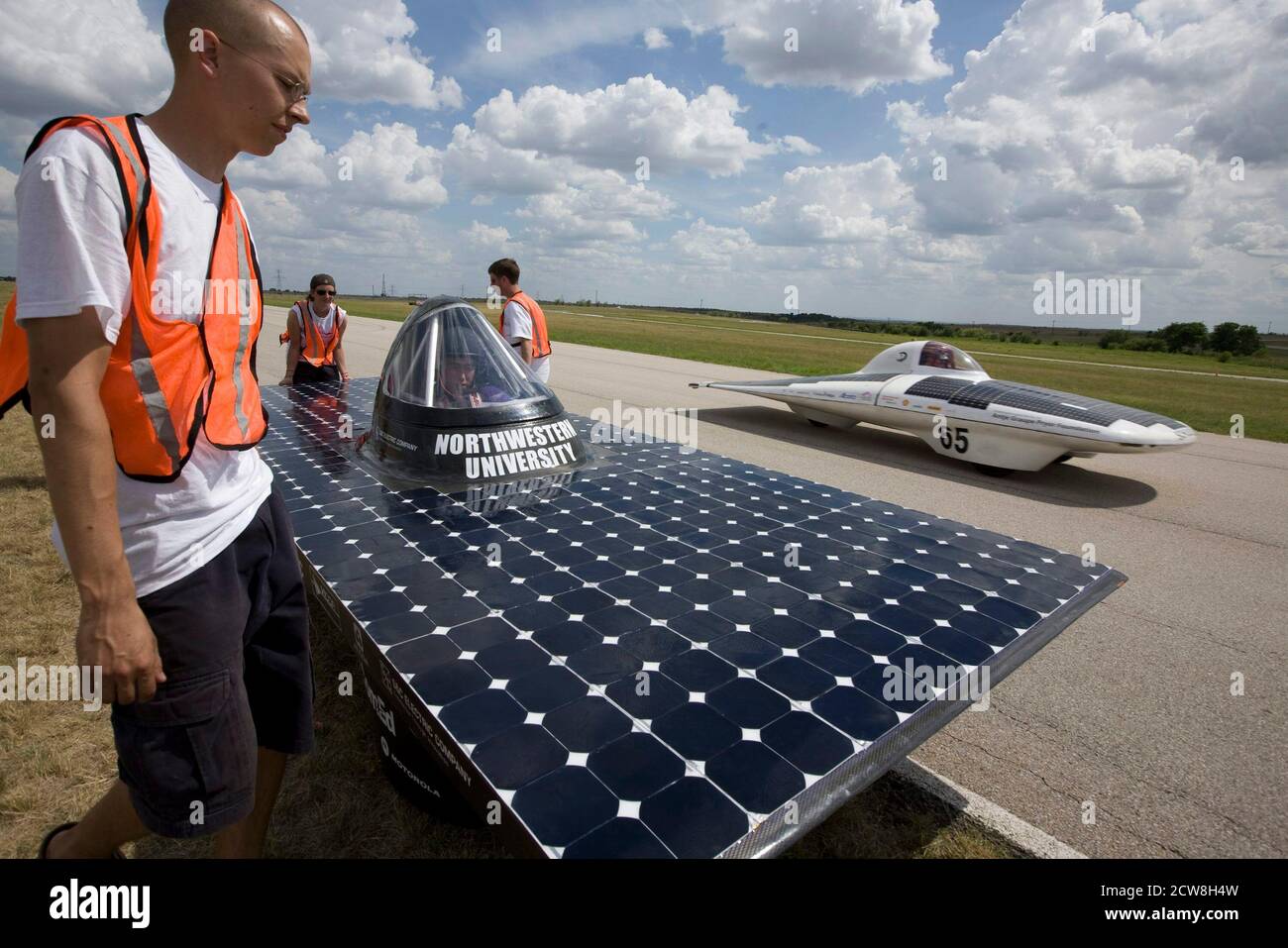 Cresson, TX 10 juillet 2008 : équipe de Northwestern (Evanston, il) sur le côté de la piste après une réparation en tant que collège des équipes de course de voiture solaire de partout aux États-Unis, Le Canada et l'Allemagne ont parcouru des tours de qualification pour la course de voiture du North American Solar Challenge de la semaine prochaine qui commence à Plano à l'extérieur de Dallas et se termine à Calgary, Alberta, Canada, à la fin de juillet. ©Bob Daemmrich/ Banque D'Images