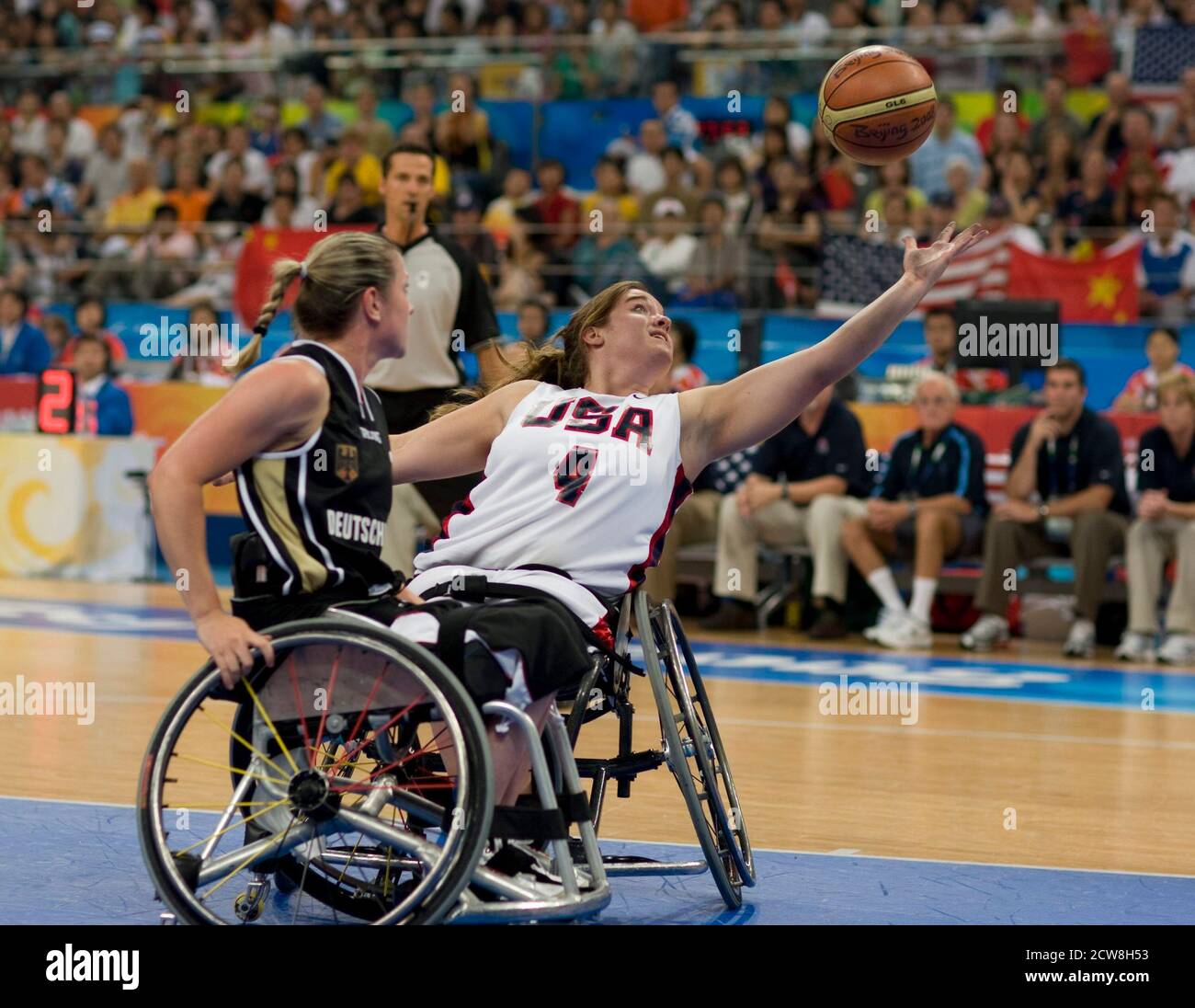 Beijing, Chine 14 septembre 2008: Neuvième jour de la compétition sportive aux Jeux paralympiques de 2008, montrant la joueuse américaine Becca Murray (maillot blanc) qui a gagné une balle lâche dans la victoire de son équipe sur l'Allemagne en 50-38 pour la médaille d'or du basketball féminin en fauteuil roulant aux Jeux paralympiques de Beijing. ©Bob Daemmrich Banque D'Images