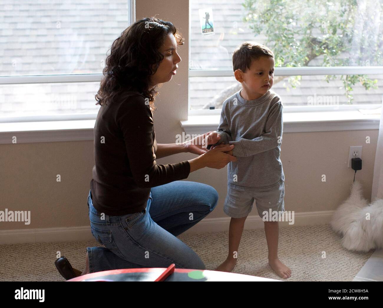 Une mère hispanique parle avec un fils de 4 ans en colère à la maison. ©Bob Daemmrich Banque D'Images