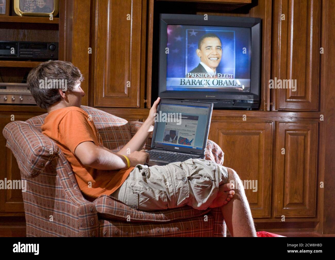 Austin, Texas le 4 novembre 2008 : l'élève du lycée (14) surveille les résultats des élections sur Internet et à la télévision pendant la victoire historique de Barack Obama en tant que président des États-Unis le 4 novembre 2008. ©Bob Daemmrich Banque D'Images