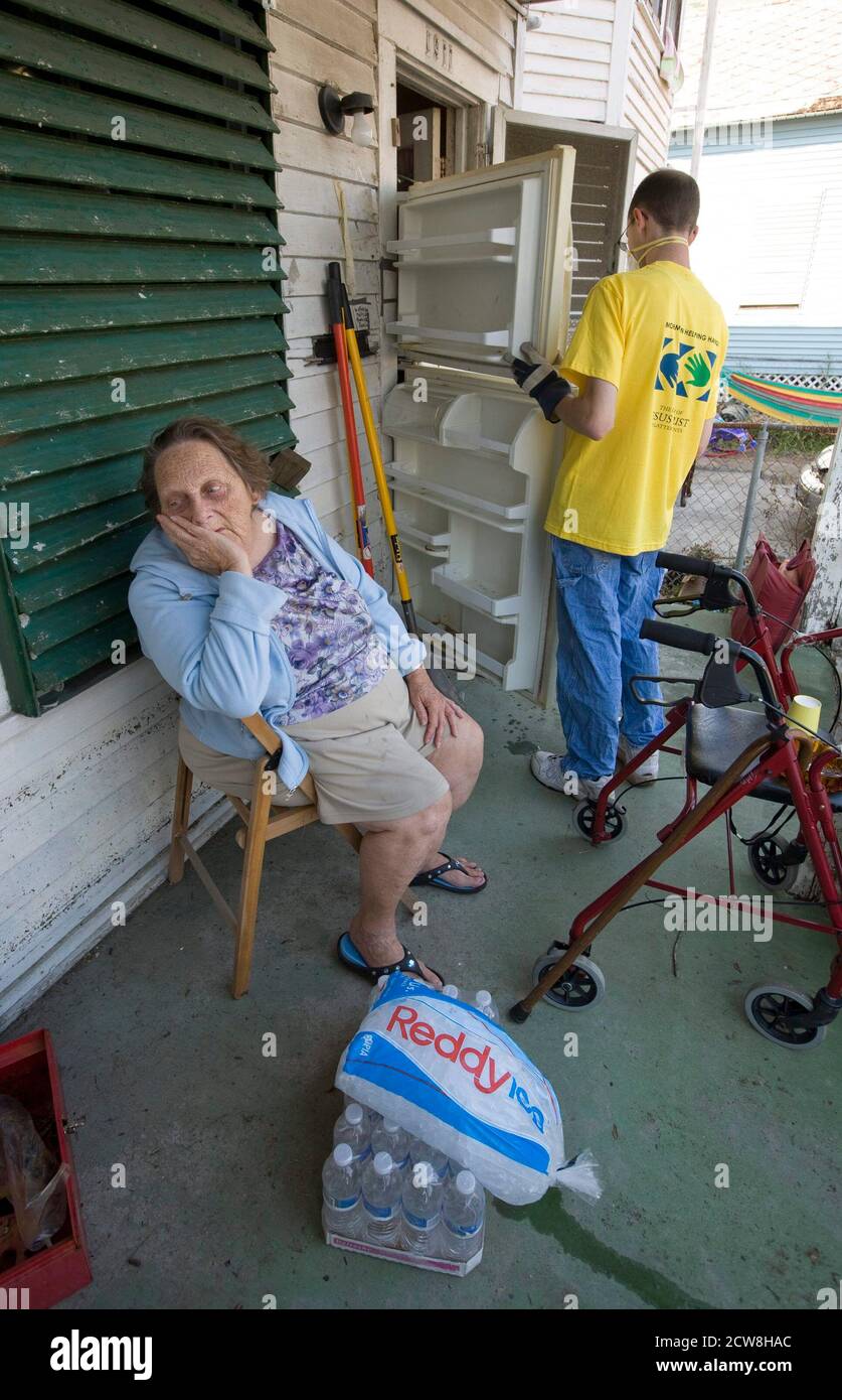 Galveston, TX 27 septembre 2008 : plus de deux semaines après que l'ouragan Ike ait ravagé l'île Galveston et l'est du Texas, certains résidents de Galveston vivent encore dans des conditions de calmars. Patricia Aguilar, 75 ans, du 1911 Avenue N du côté est, dormait sur un matelas humide et moisi jusqu'à ce que des bénévoles d'un groupe d'église viennent s'en aller pour nettoyer sa maison de nourriture pourrie et d'ameublement. ©Bob Daemmrich Banque D'Images