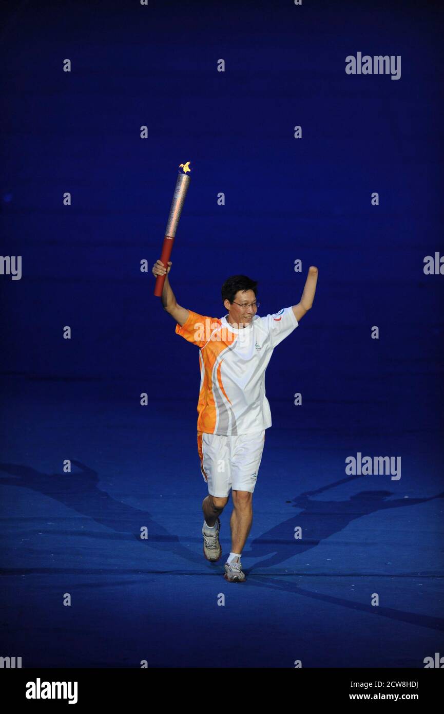 Beijing, Chine le 6 septembre 2008 : porteur du flambeau paralympique aux cérémonies d'ouverture des Jeux paralympiques de Beijing au stade national chinois, connu sous le nom de « Nid d'oiseau ». ©Bob Daemmrich Banque D'Images