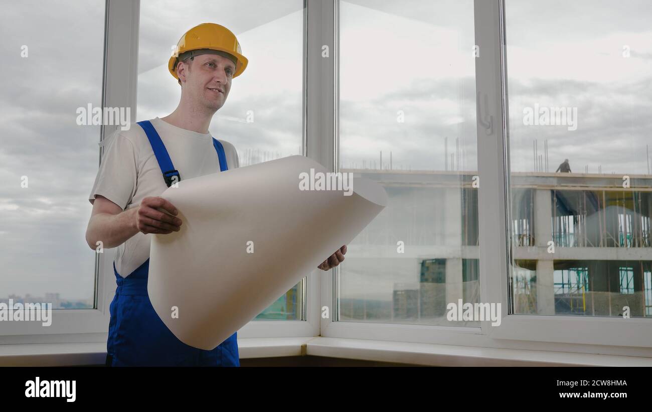 Employé qui regarde le plan et vérifie l'intérieur dans lui. Banque D'Images