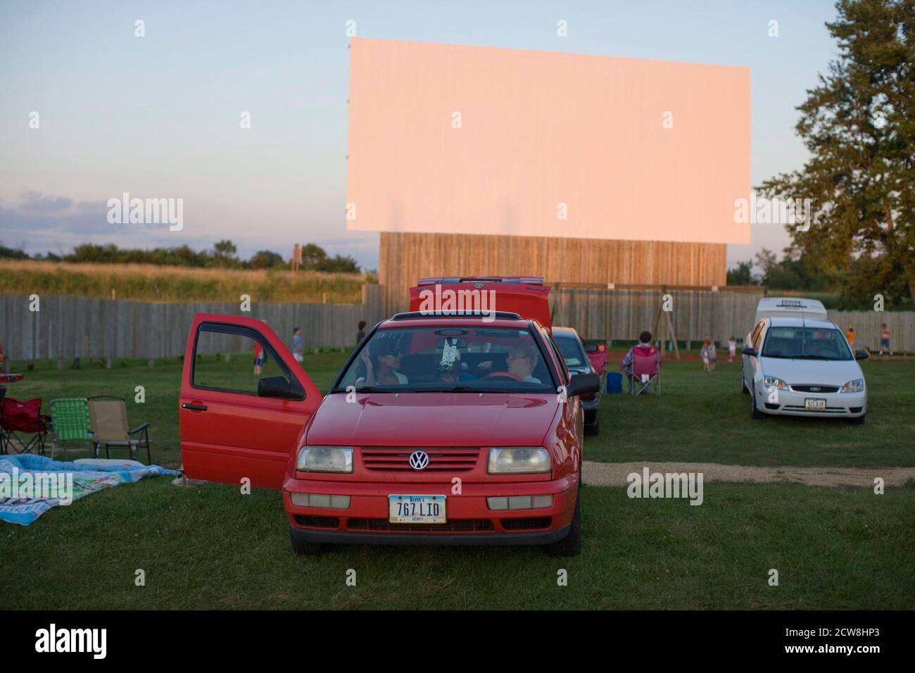 Maquoketa, Iowa. 1er août 2008 : Iowans attend le début de la projection du film 'The Dark Knight' dans l'un des trois cinémas extérieurs restants dans l'État. ©Bob Daemmrich Banque D'Images