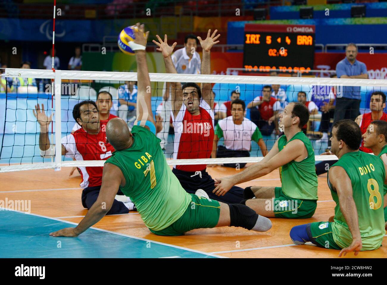 Beijing, Chine 8 septembre 2008: Le Brésil (vert) prend la République islamique d'Iran (rouge) dans l'action préliminaire de volleyball assis des hommes à l'Ere Banque D'Images