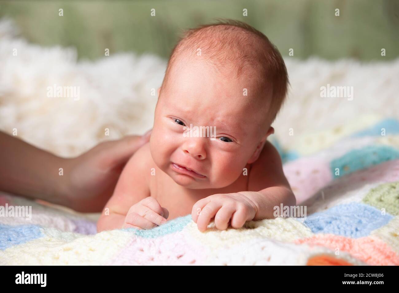 Nouveau Ne Avec Visage Drole Bebe Pleure Bebe Tenant La Tete Photo Stock Alamy