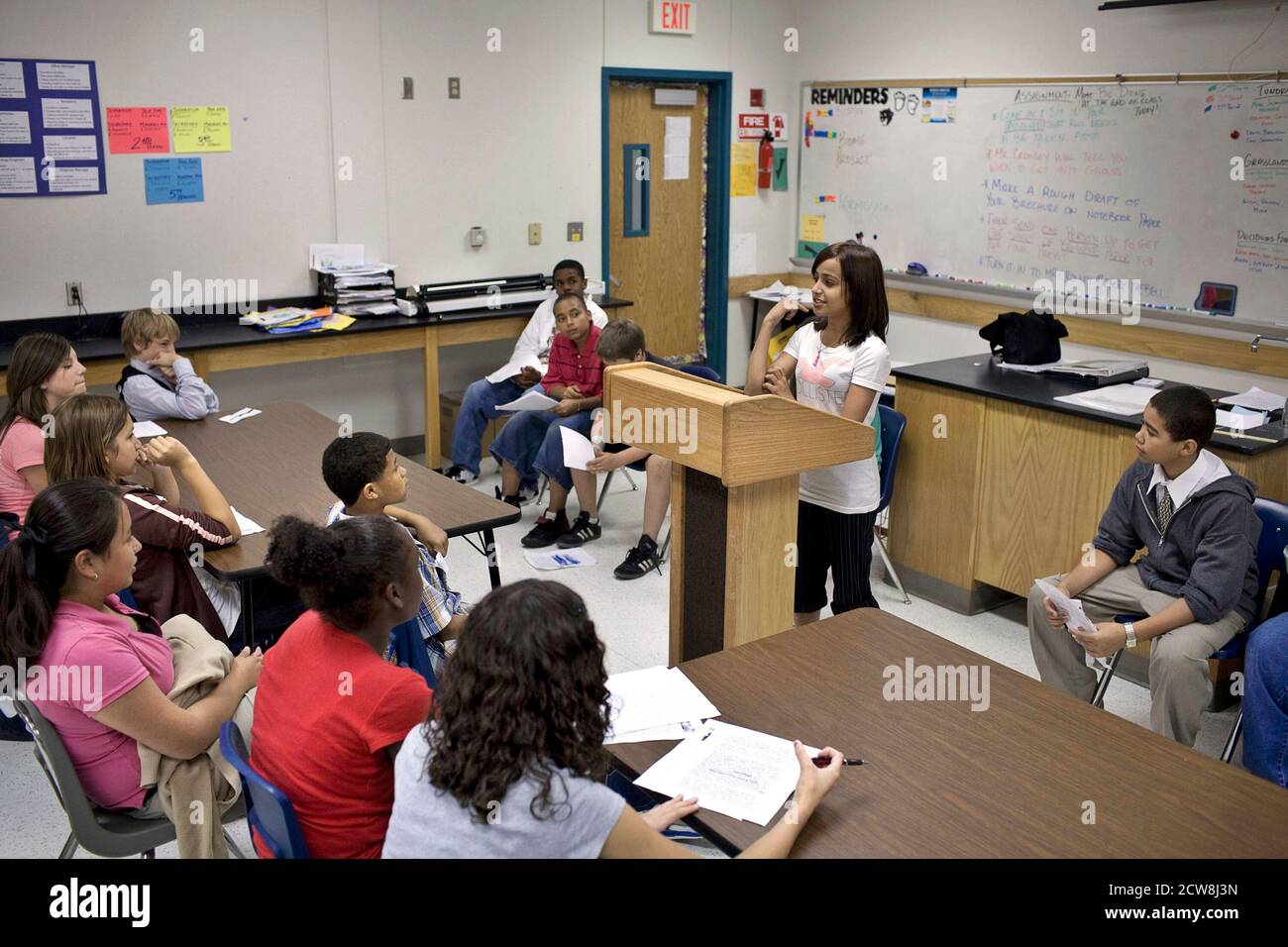 Pflugerville, Texas : 30 mai 2008 : les étudiants en études sociales de sixième année ont un débat sur « si les conducteurs ivres doivent être mis à mort s'ils tuent quelqu'un... » à Park Crest Middle School, un grand campus de banlieue près d'Austin avec 1,000 étudiants. ©Bob Daemmrich Banque D'Images