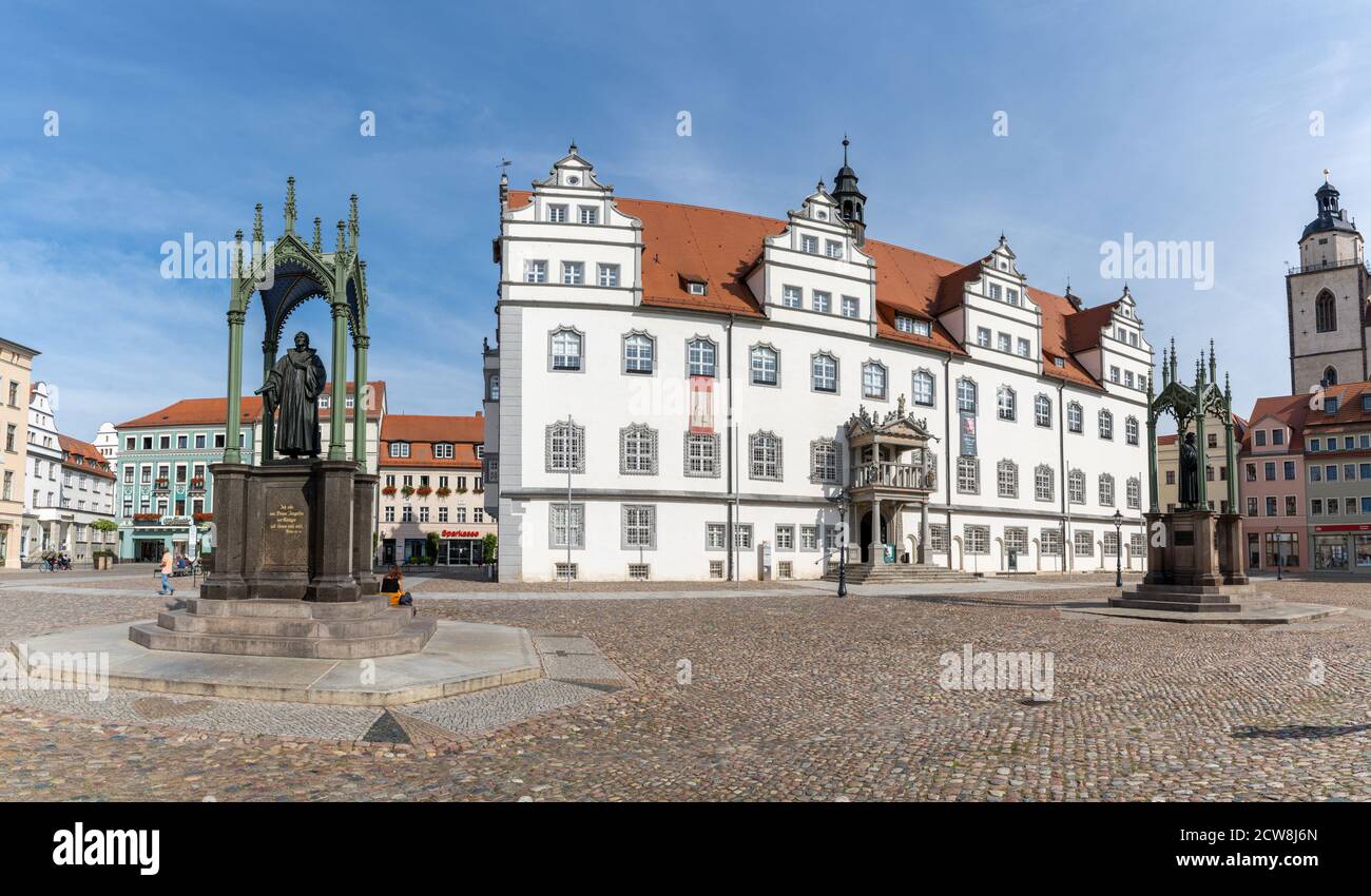 Wiitenberg, S-A / Allemagne - 13 septembre 2020 : place du marché historique de Wittenberg avec le mémorial Luther et l'hôtel de ville Banque D'Images