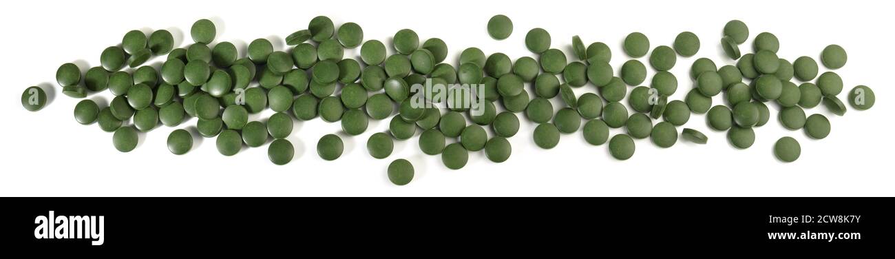 Chlorella Pills Panorama isolé sur fond blanc Banque D'Images