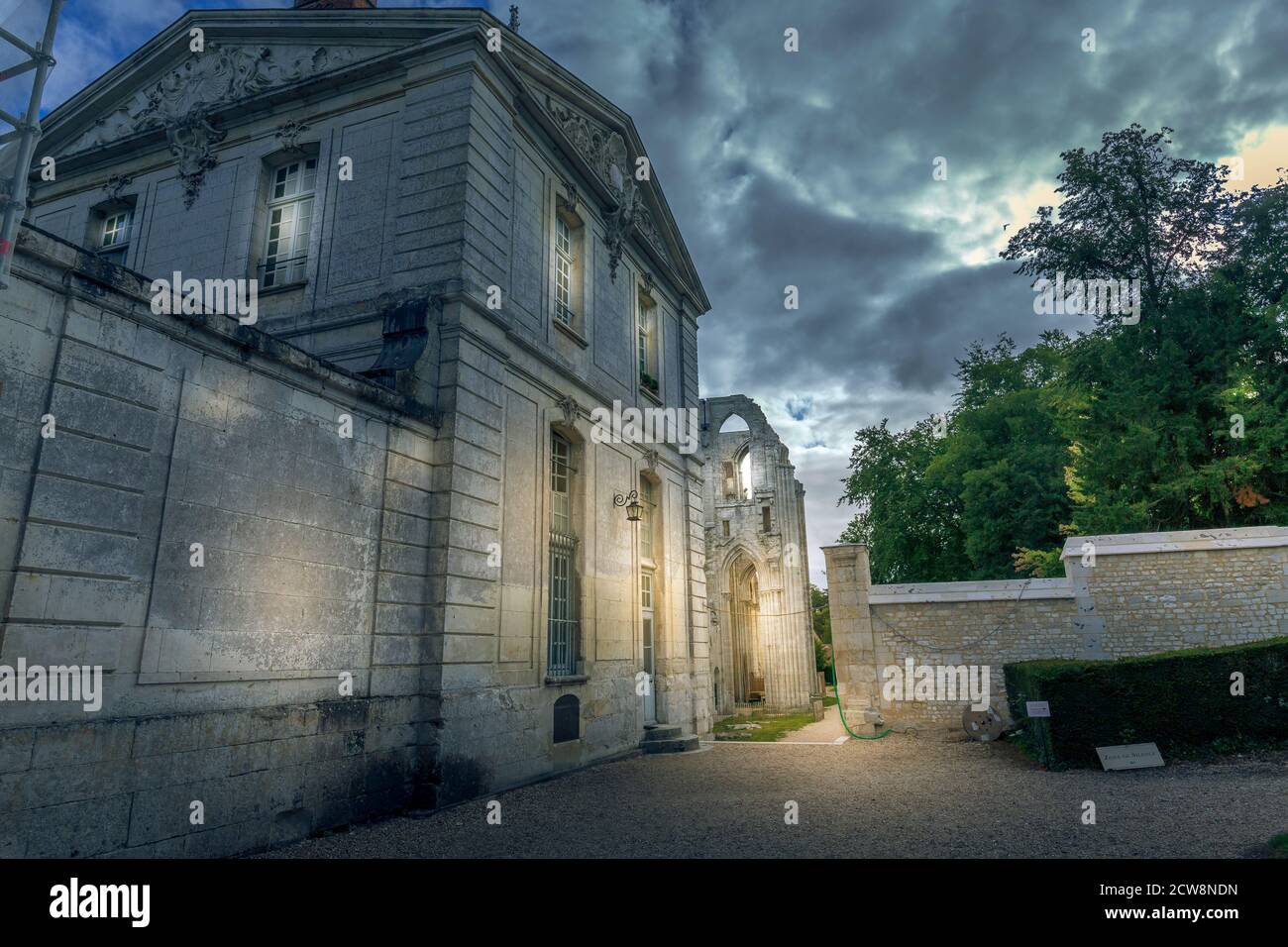 SAINT WANDRILLE, FRANCE - août Circa, 2020. Bâtiment avec quelques ruines du monastère de saint Condedus moine, détruit pendant la guerre mondiale de 1944 à Norm Banque D'Images