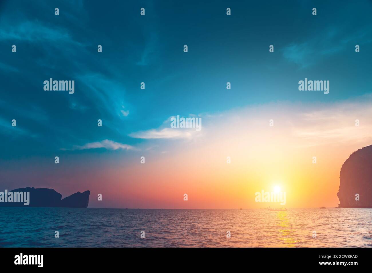 Asie océan coucher de soleil: Personne silhouette des îles de Thaïlande sur l'eau surfase. Paysage tropical thaïlandais épique dans une lumière douce au soleil. Un paysage marin asiatique exceptionnel dans une prise de vue cinématographique Banque D'Images