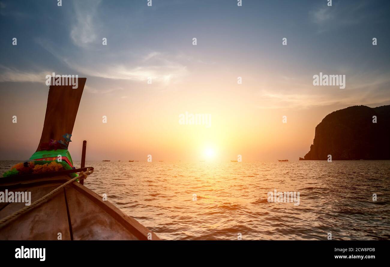 Thaïlande silhouette île coucher de soleil: Bateau naviguant sur l'océan baie eau à l'îlot de montagne à l'horizon. Paysage marin majestueux de l'Asie à la lumière du soleil. Paysage tropical asiatique de la mer dans des tons doux chauds et de qualité cinématographique Banque D'Images