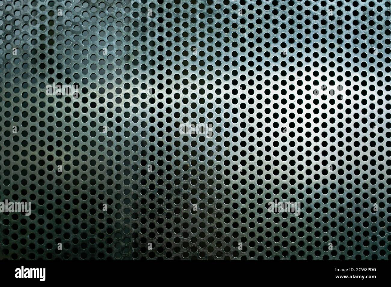 Grille métallique perforée, arrière-plan industriel. Plaque en acier avec  trous Photo Stock - Alamy
