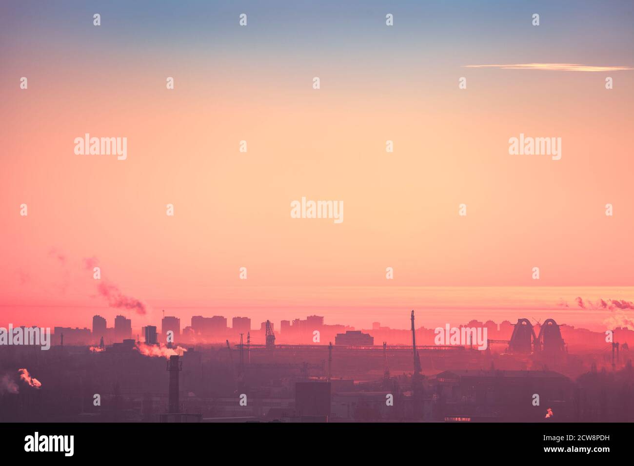 Paysage urbain silhouette de Kiev illustration: Ciel de lever de soleil rose avec nuage solitaire. Brume sur des bâtiments, des tours, des maisons dans le paysage urbain industriel. Paysage urbain dans un motif doux et chaud. Paysage de ville européenne Banque D'Images