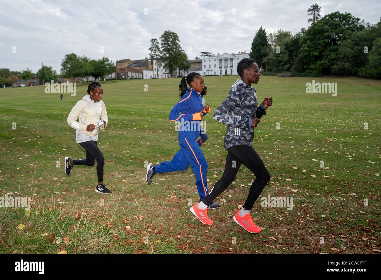 Edith Chelimo (à droite), au Kenya, s'entraîne dans le parc de l'hôtel officiel et la bulle de biosecure devant le marathon de Londres de Virgin Money 2020, une élite historique, le dimanche 4 octobre. La 40e course aura lieu sur un circuit en boucle fermée autour de St Jamen’s Park, dans le centre de Londres. Banque D'Images