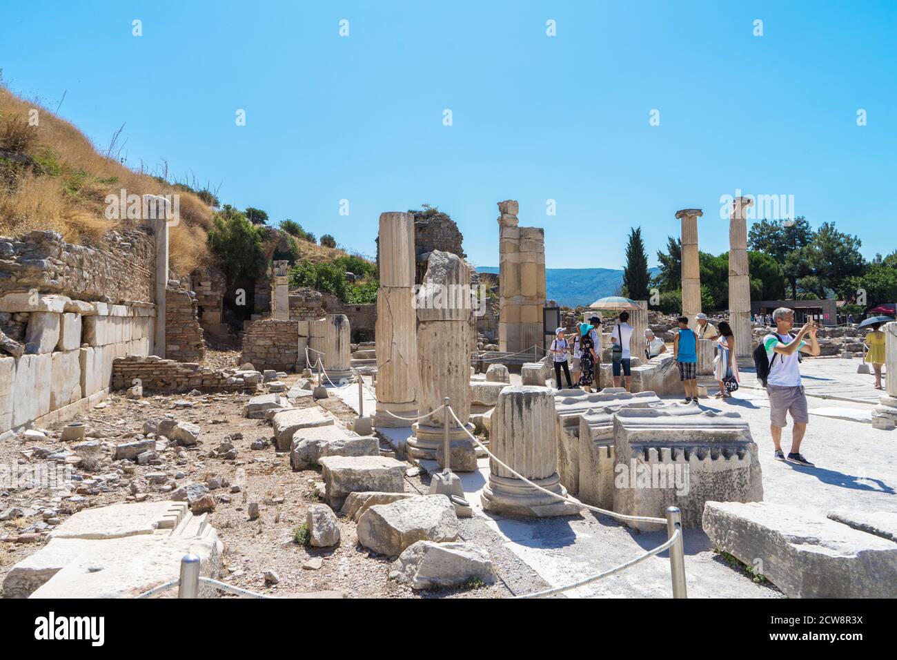 Rue avec colonnes dans l'ancienne ville grecque Ephèse ou Efes sur la côte d'Ionia dans la province d'Izmir, Turquie en été. Banque D'Images