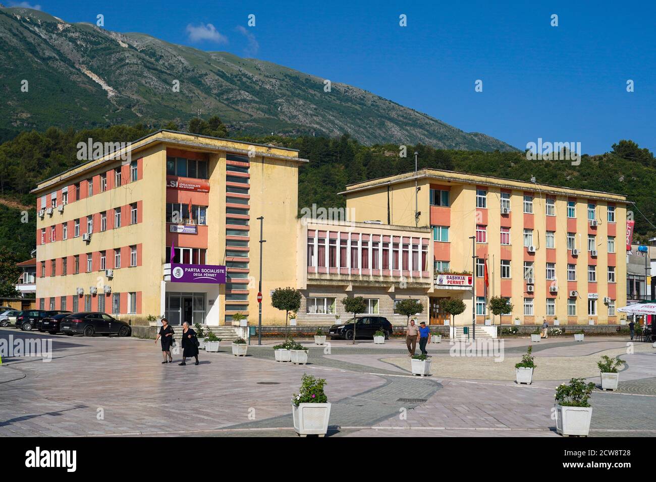 27 juin 2020, Albanie, Përmet : l'Hôtel de ville de Permet (r) et le siège d'un bureau du Parti socialiste d'Albanie (l, PSSh) dans le sud de l'Albanie sur le mont Dhëmbel. Photo: Peter Endig/dpa-Zentralbild/ZB Banque D'Images