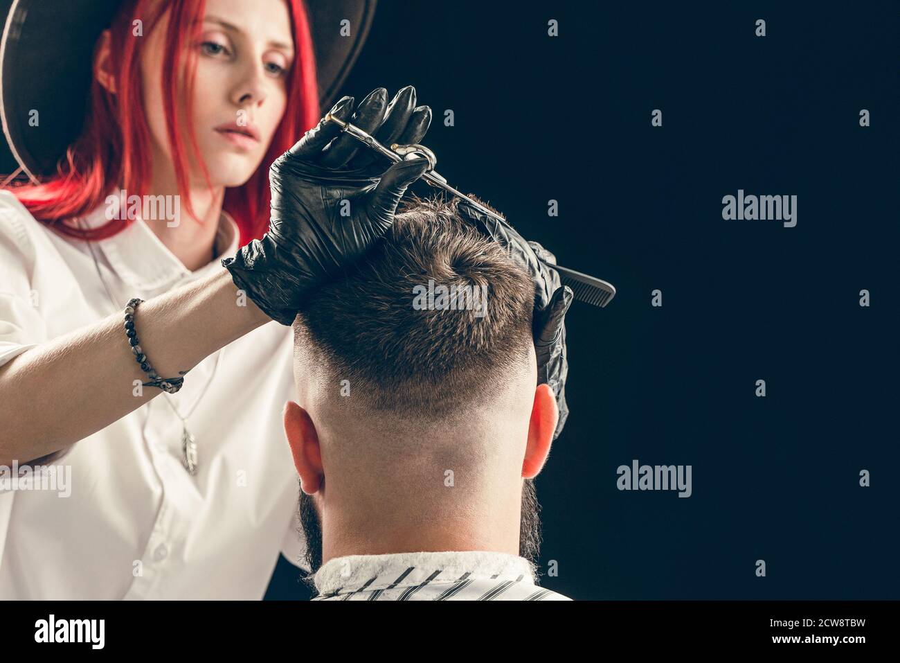 Coiffeur en gants faisant une coupe de cheveux. Visite du barbershop Photo  Stock - Alamy