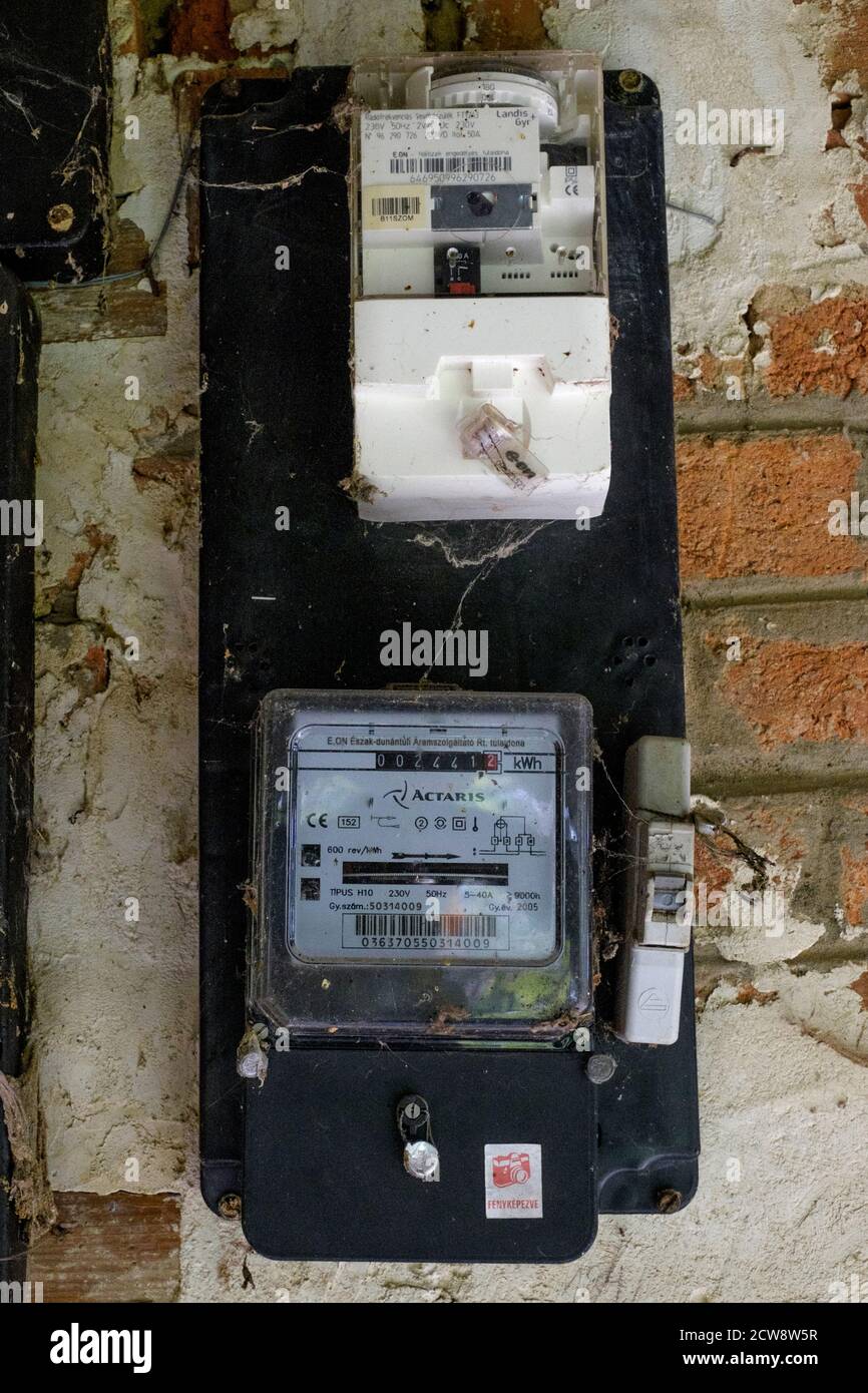 Vieux compteur électrique en triphasé Banque de photographies et d’images à haute résolution Alamy