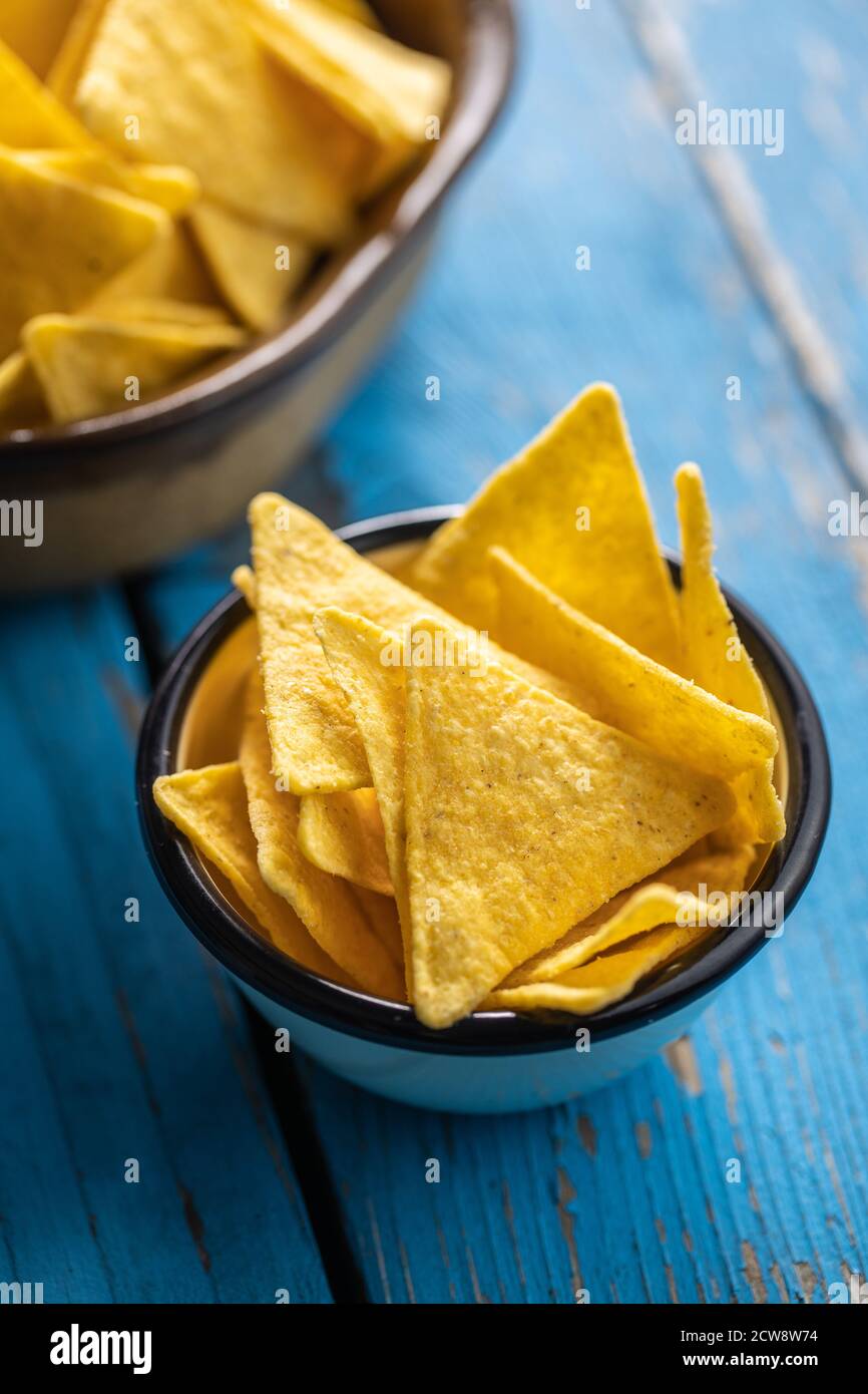 Croustilles tortilla salées sur table bleue. Banque D'Images