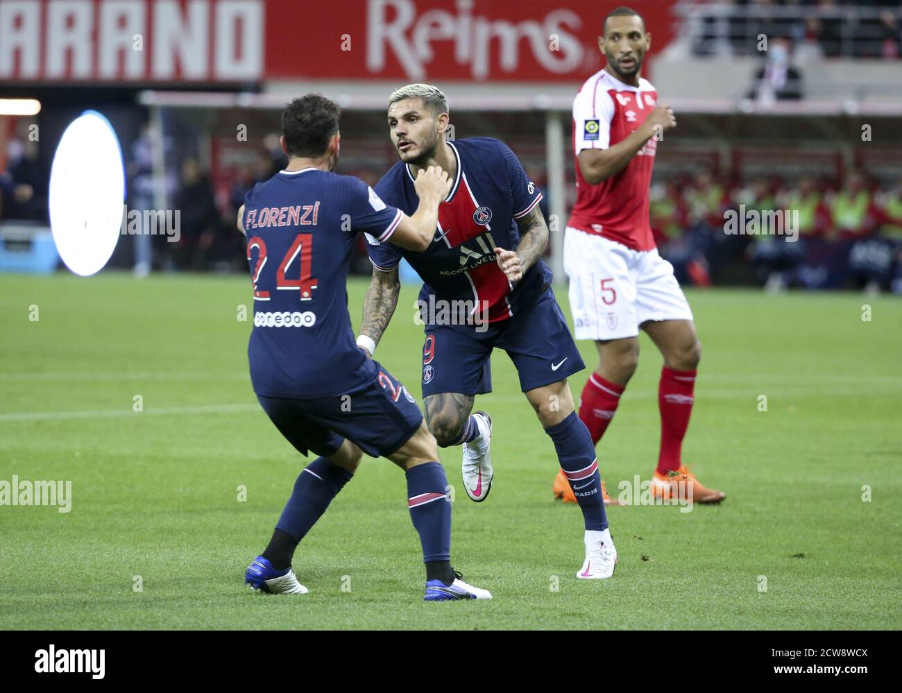 Mauro Icardi de PSG célèbre son but avec Alessandro Florenzi Lors du championnat de France Ligue 1 match de football entre Stade De Reims et pari Banque D'Images