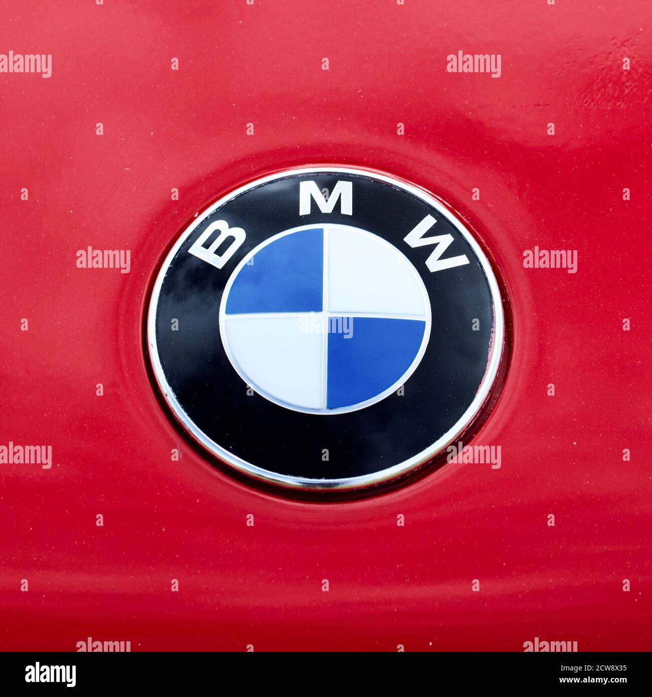 Logo BMW sur le capot de voiture Banque D'Images