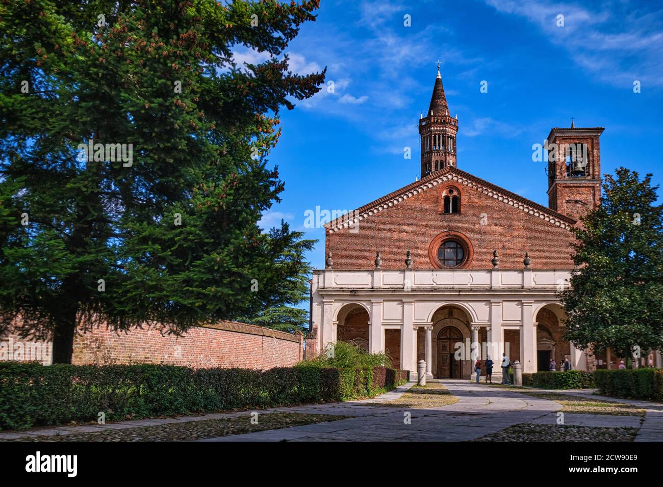L'abbaye gothique Chiaravalle en brique construit chef-d'œuvre à 4 miles au sud-est de Milan. L'abbaye de Chiaravalle est un complexe monastique cistercien situé dans le SO Banque D'Images L'abbaye gothique Chiaravalle en brique construit chef-d'œuvre à 4 miles au sud-est de Milan. L'abbaye de Chiaravalle est un complexe monastique cistercien situé dans le SO Banque D'Images