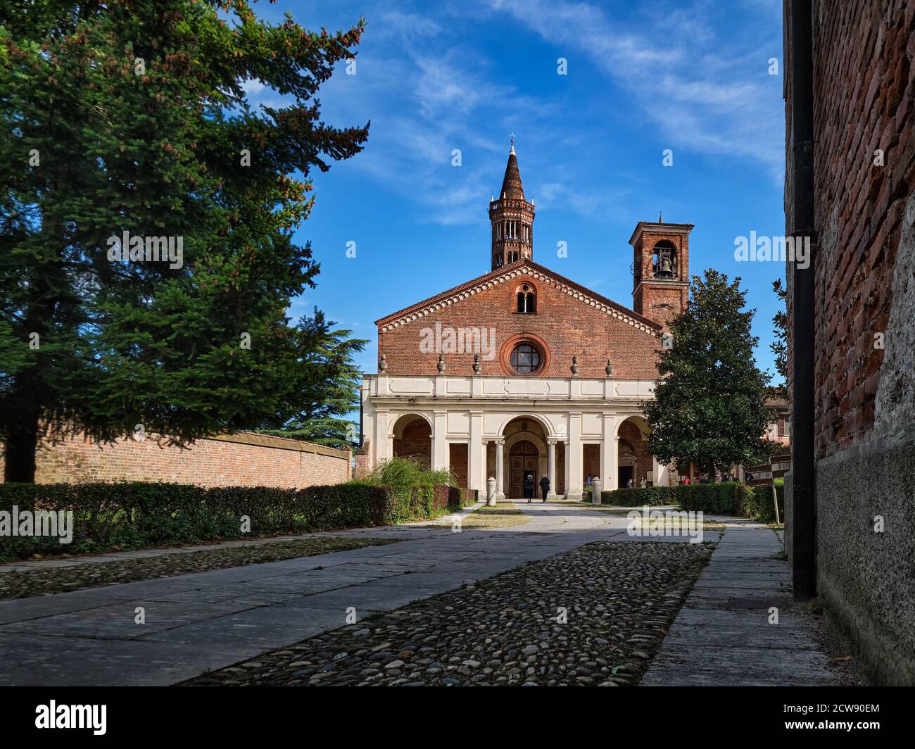 L'abbaye gothique Chiaravalle en brique construit chef-d'œuvre à 4 miles au sud-est de Milan. L'abbaye de Chiaravalle est un complexe monastique cistercien situé dans le SO Banque D'Images L'abbaye gothique Chiaravalle en brique construit chef-d'œuvre à 4 miles au sud-est de Milan. L'abbaye de Chiaravalle est un complexe monastique cistercien situé dans le SO Banque D'Images