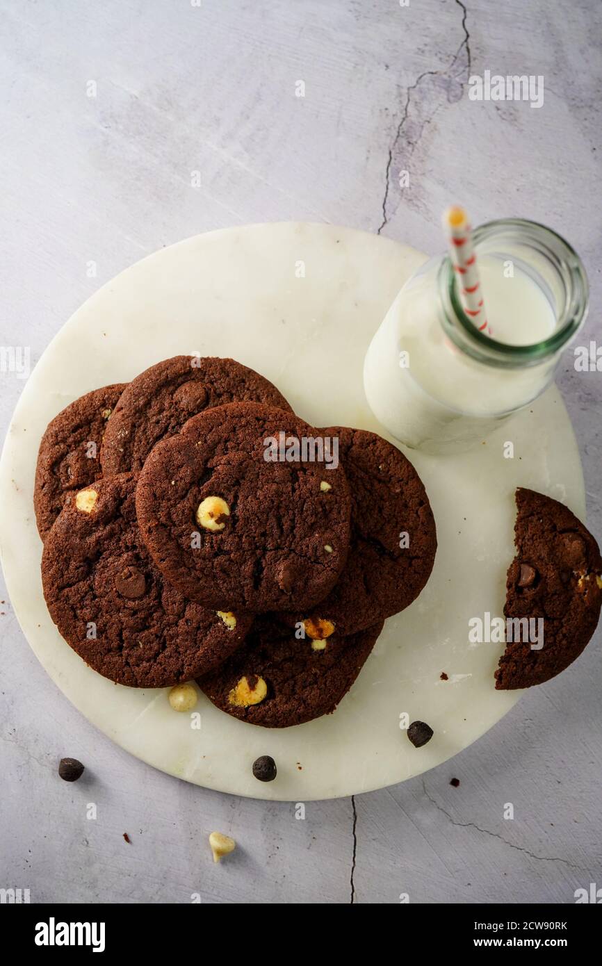 Double biscuits aux pépites de chocolat et verre de lait, foyer sélectif Banque D'Images