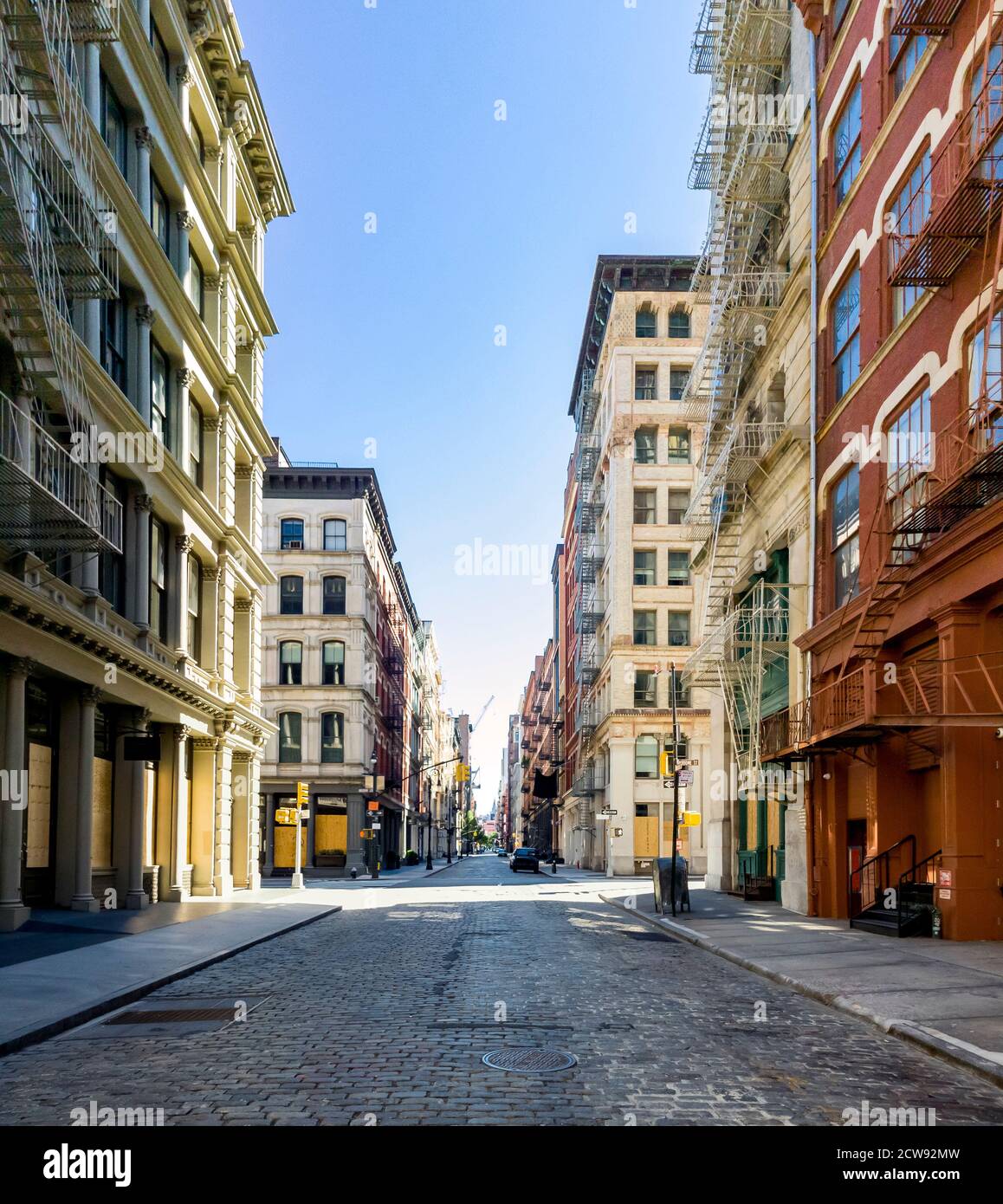 Les rues et les trottoirs sont vides sans personne pendant Le confinement en cas de pandémie du coronavirus dans le quartier de SoHo à New York City NYC 2020 Banque D'Images