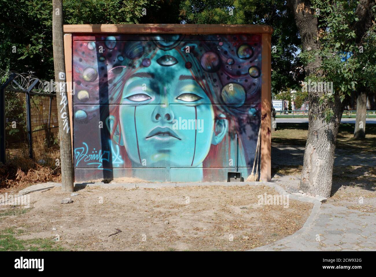 Graffiti sur le bâtiment du transformateur électrique Banque D'Images