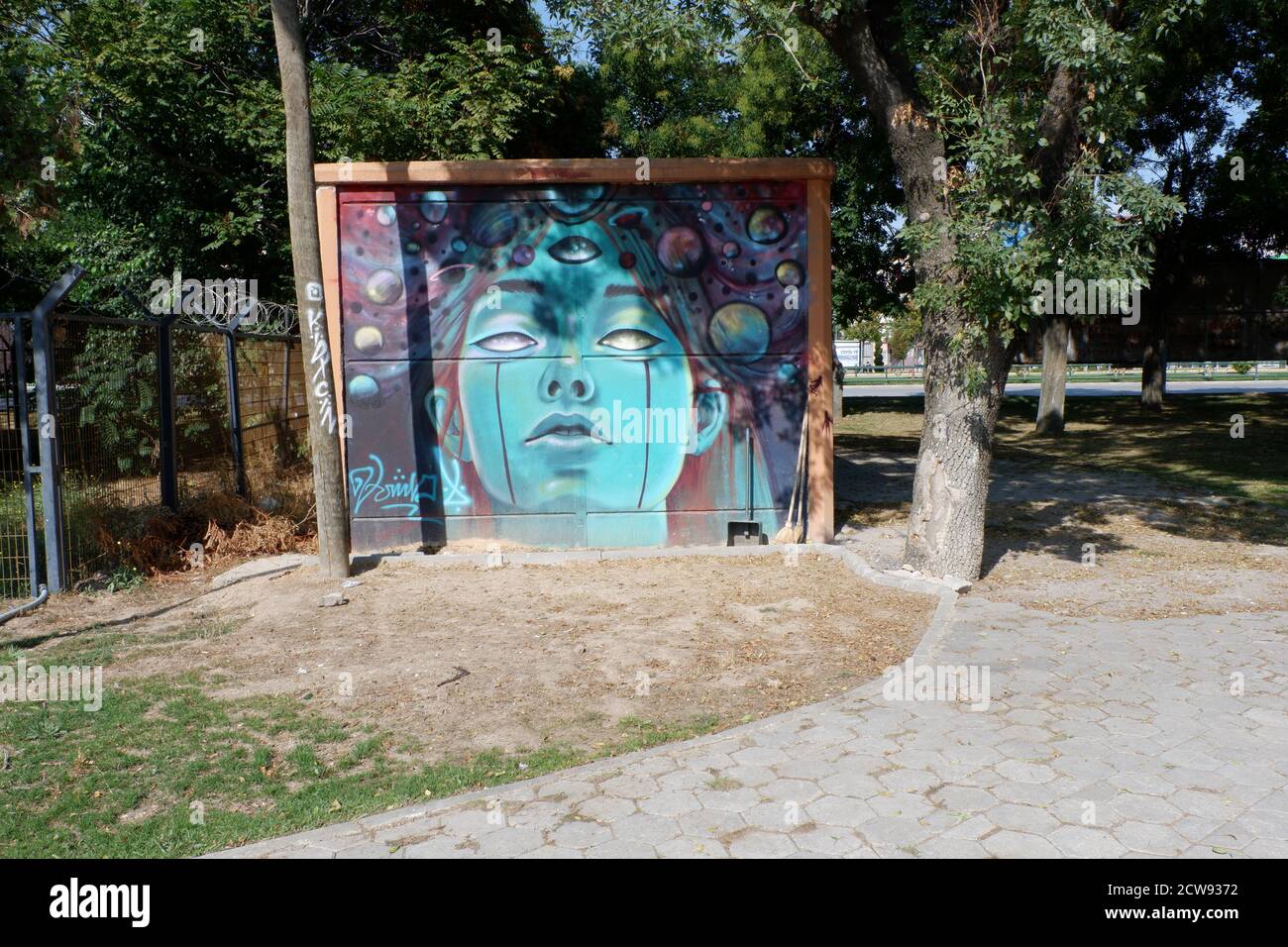 Graffiti sur le bâtiment du transformateur électrique Banque D'Images