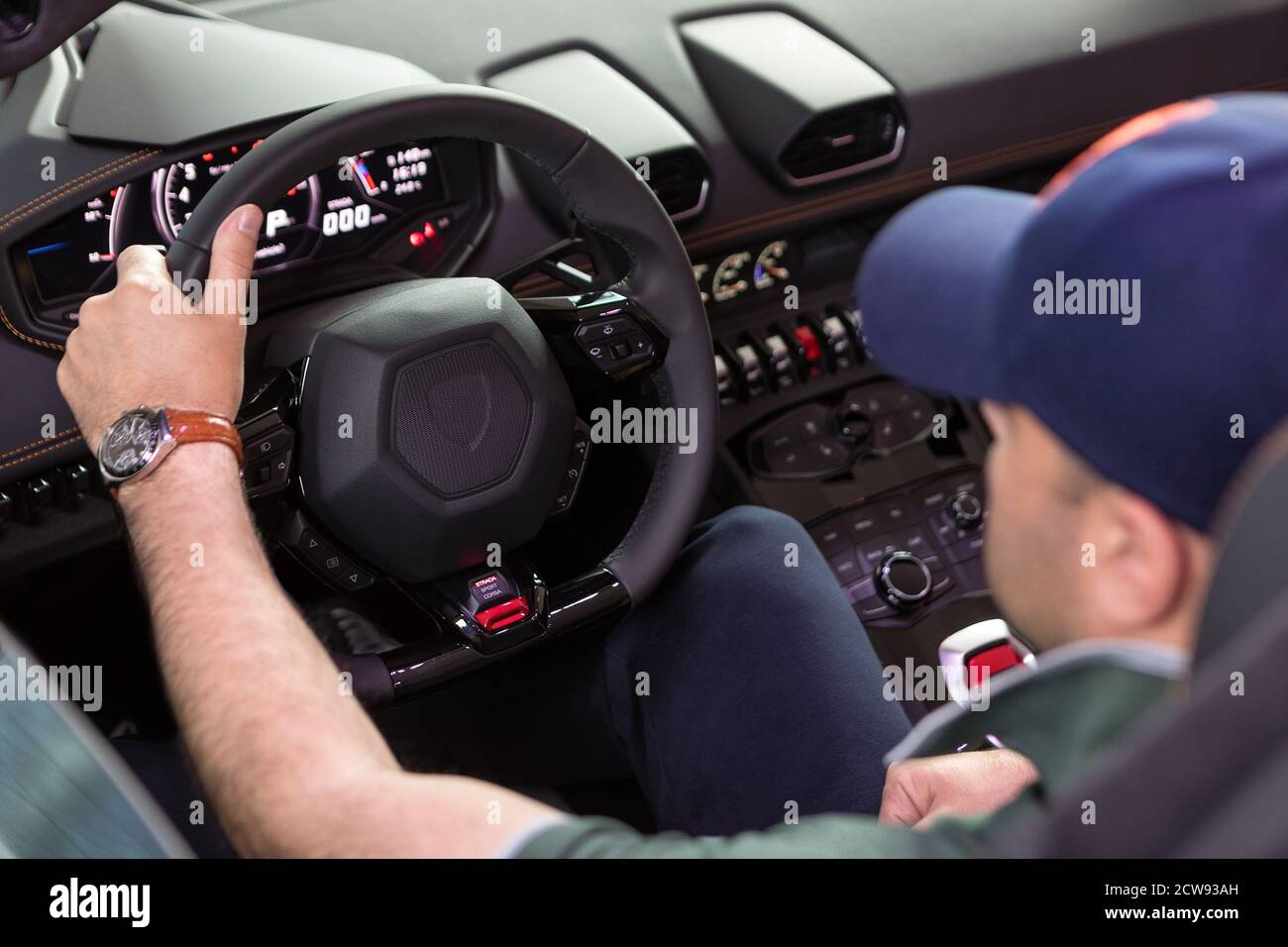 Homme conduisant une voiture de sport cabriolet en gros plan Banque D'Images