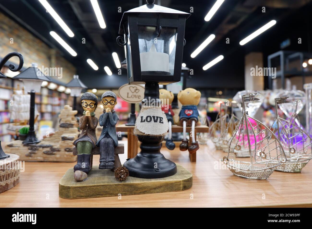 Décoration de bureau : « couple romantique assis près de la lampe de rue » Banque D'Images