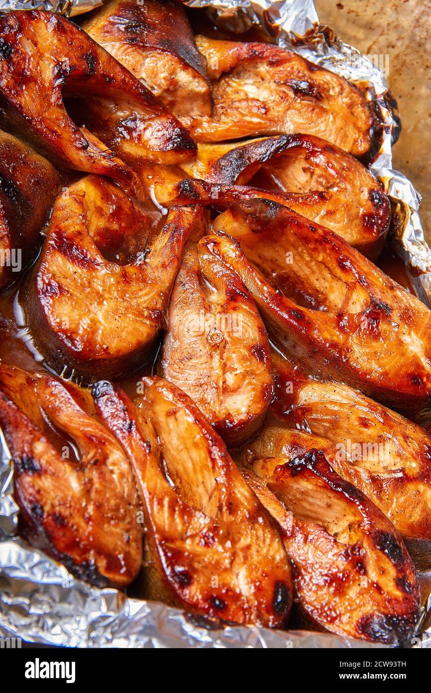 poisson rouge cuit dans une marinade de sauce teriyaki. Banque D'Images