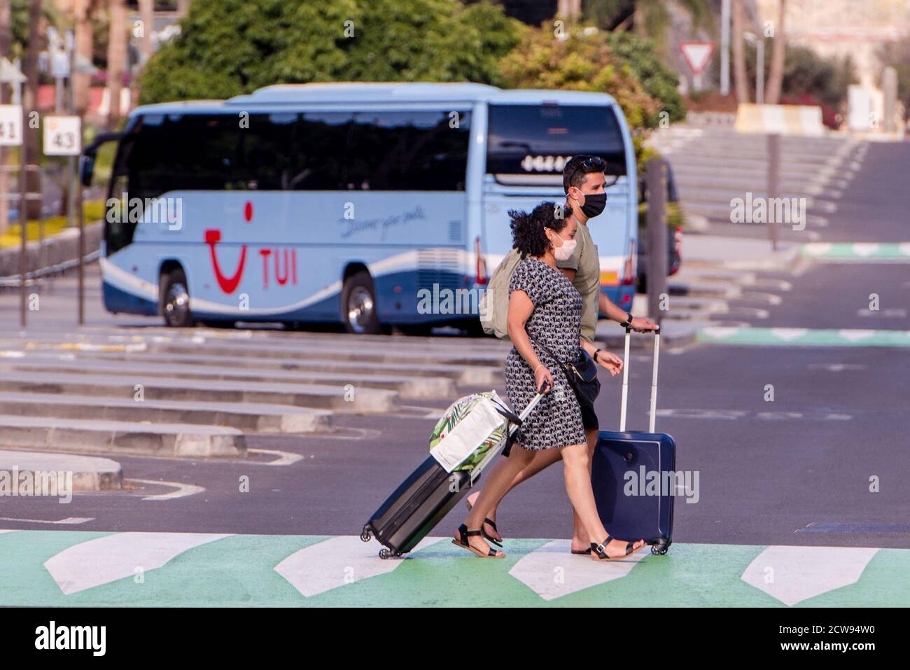 Ténérife, Espagne. 28 septembre 2020. Les touristes avec masques de visage marchent le long d'une route près de l'aéroport local. Avec des voyages à forfait dans la zone de risque de Corona aux îles Canaries, la société de tourisme Tui défie un avertissement de voyage par le gouvernement allemand et veut amortir les pertes de la désastreuse année de vacances 2020. "Nous voulons donner aux clients le choix de prendre le voyage ou de l'annuler gratuitement ou de le réserver à nouveau", a déclaré Dünhaupt, porte-parole de Tui. Credit: Arturo Jimenez/dpa/Alay Live News Banque D'Images