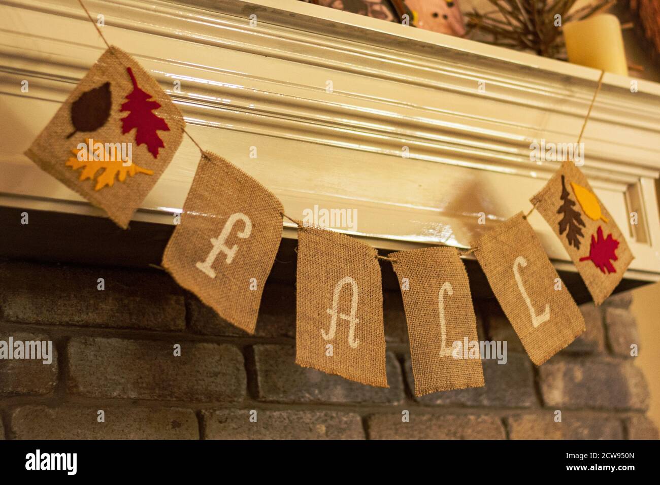 Bannière artisanale rustique sur le thème de l'automne sur la cheminée qui sorte l'automne Banque D'Images