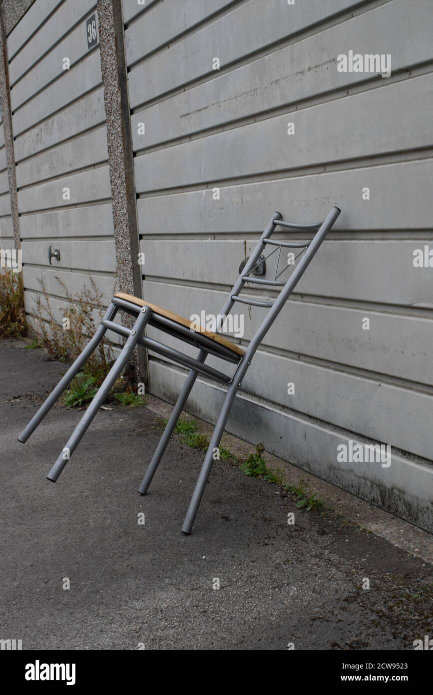 Chaise penchée sur la porte de garage Photo Stock - Alamy