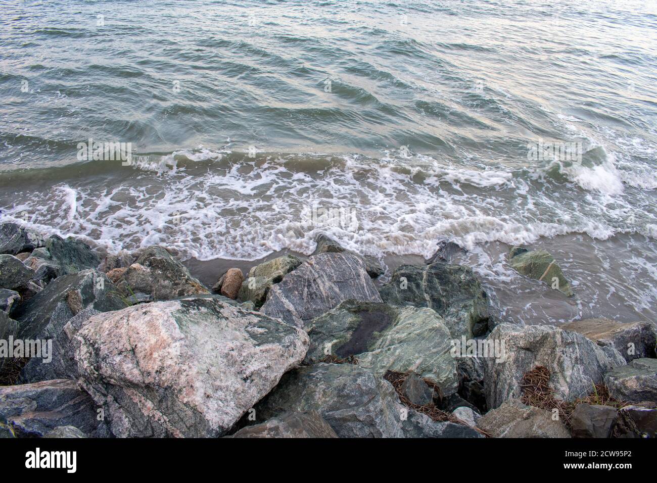 Où l'océan et les rochers se rencontrent au nord de Wildwood Sea Wall dans le New Jersey Banque D'Images