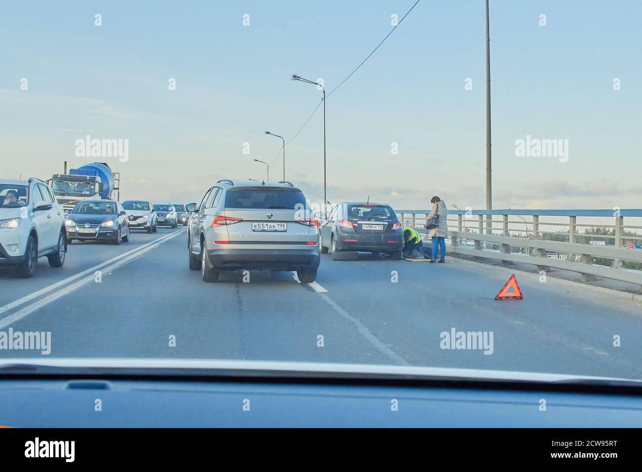 Saint-Pétersbourg-Russie-Mart 2019. Assistance routière pour le remplacement d'une roue sur une voiture. Banque D'Images