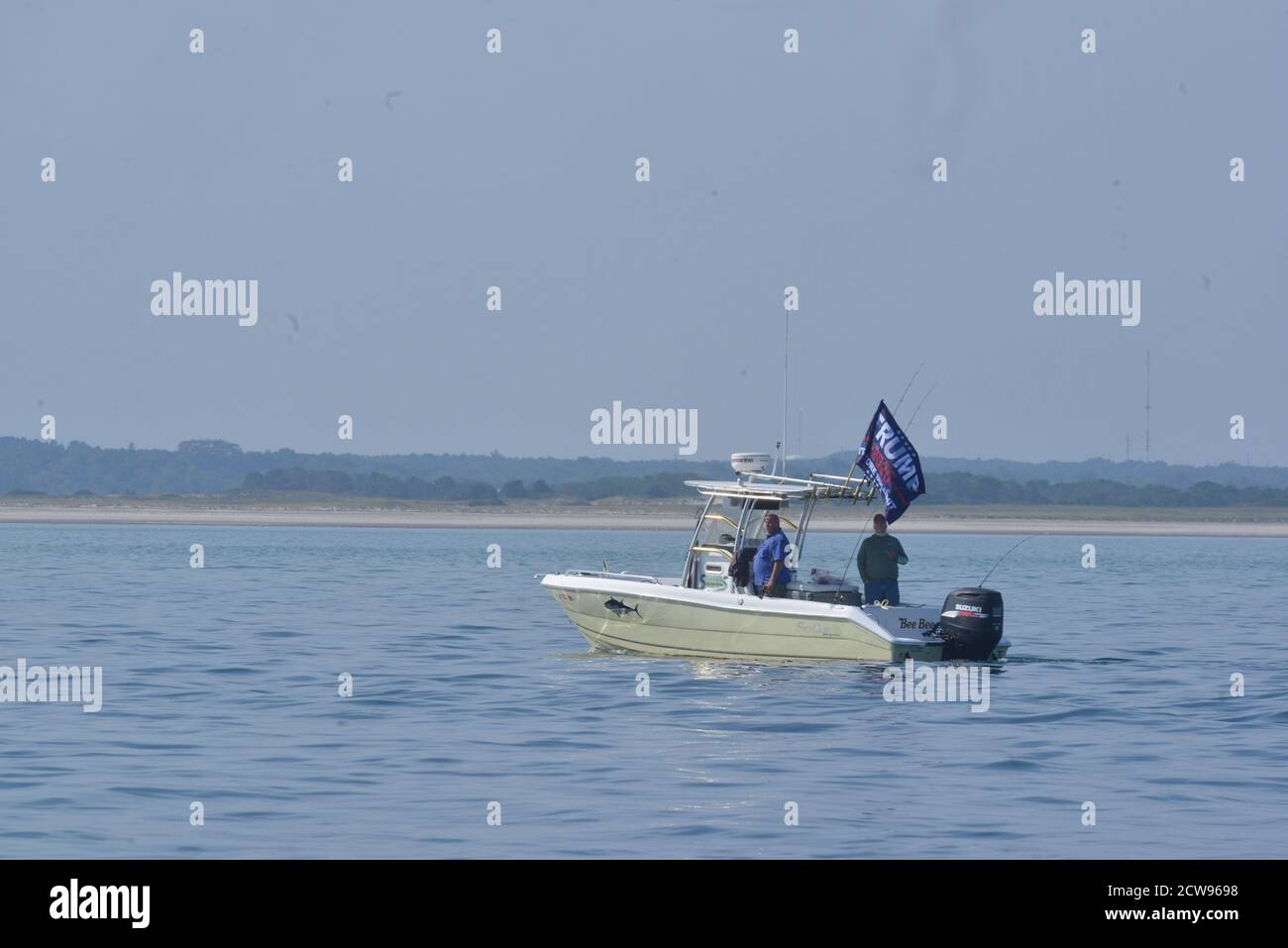 Le 25 septembre 2020 : un bateau isolé près d'une plage vide battant un drapeau Trump 2020 sur Barnstable Harbour, Massachusetts, sur Cape Cod. Crédit : Kenneth Martin/ZUMA Wire/Alay Live News Banque D'Images
