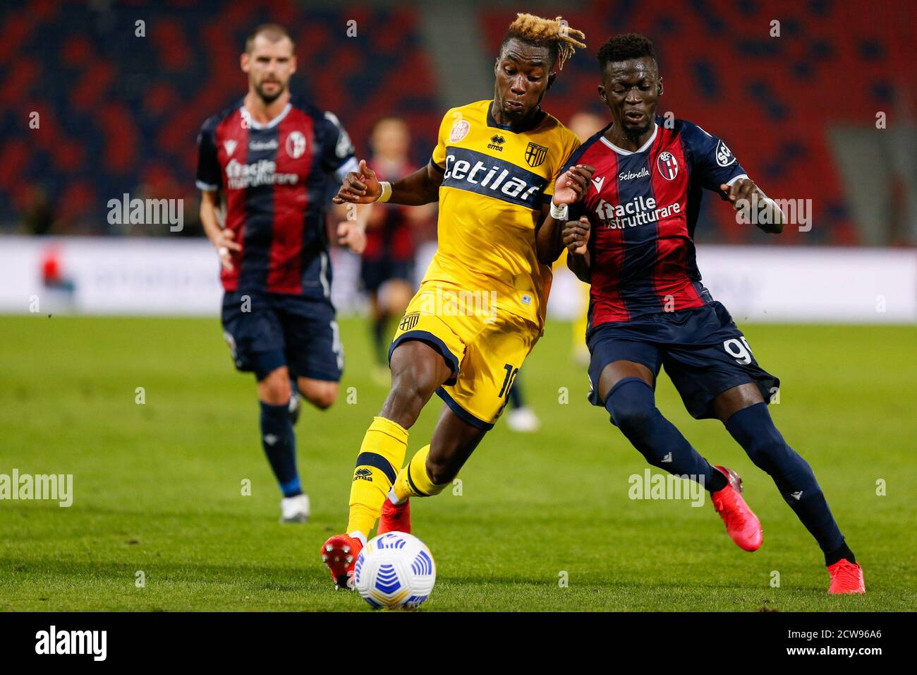 Bologne, Italie, 28 septembre 2020, Yann Karamoh (Parme Calcio 1913) et Musa Barrow (Bologna FC) pendant Bologne vs Parme, football italien série A match - Credit: LM/Francesco Scaccianoce/Alay Live News Banque D'Images