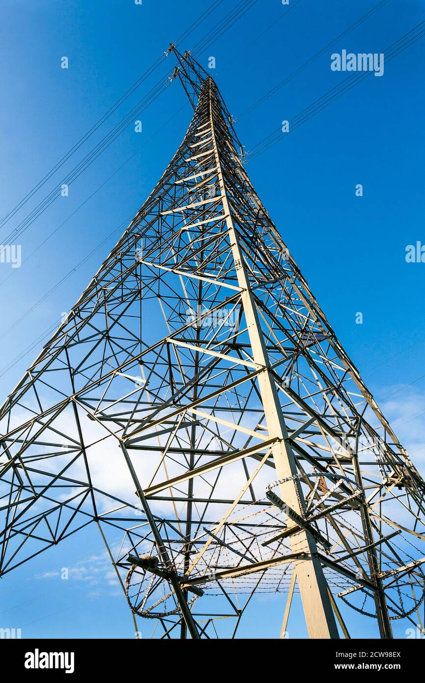 Pylônes d'électricité dans un cadre rural avec un ciel bleu. Banque D'Images