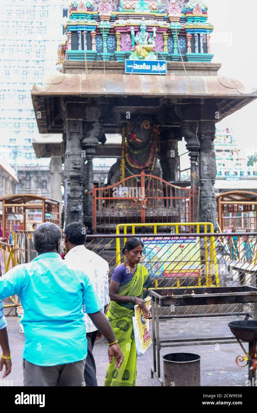Des pèlerins hindous et des touristes étrangers visitent le temple hindou avec la statue Banque D'Images