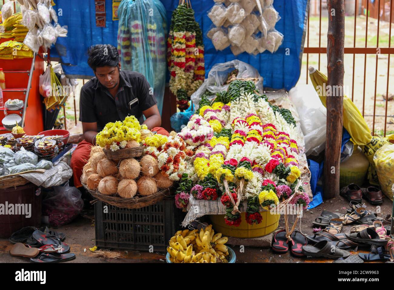 Fleurs et guirlandes en vente au marché aux fleurs Banque D'Images